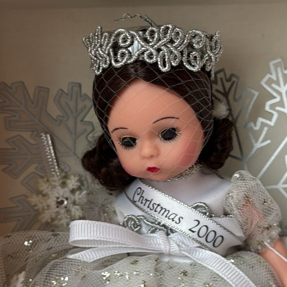 Rare Find - New - Madame Alexander Christmas 2000 Doll - Style 27555 - Picture 2 of 14